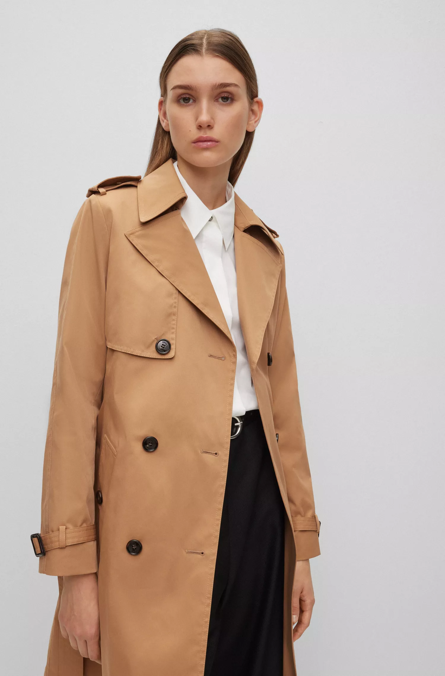 Trench coat BOSS preto, corte regular, com cinto de fivela.