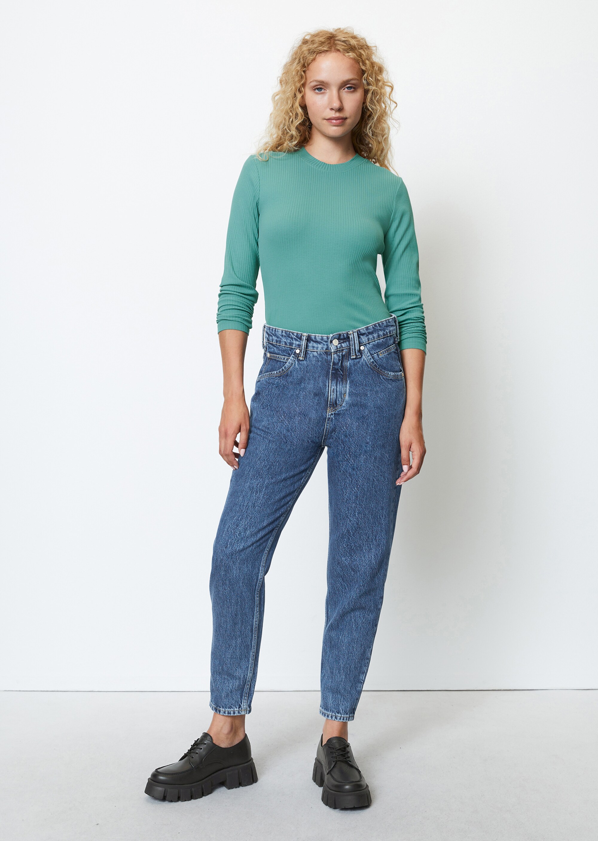 Geripptes Rundhals-Longsleeve aus Organic Cotton-Jersey