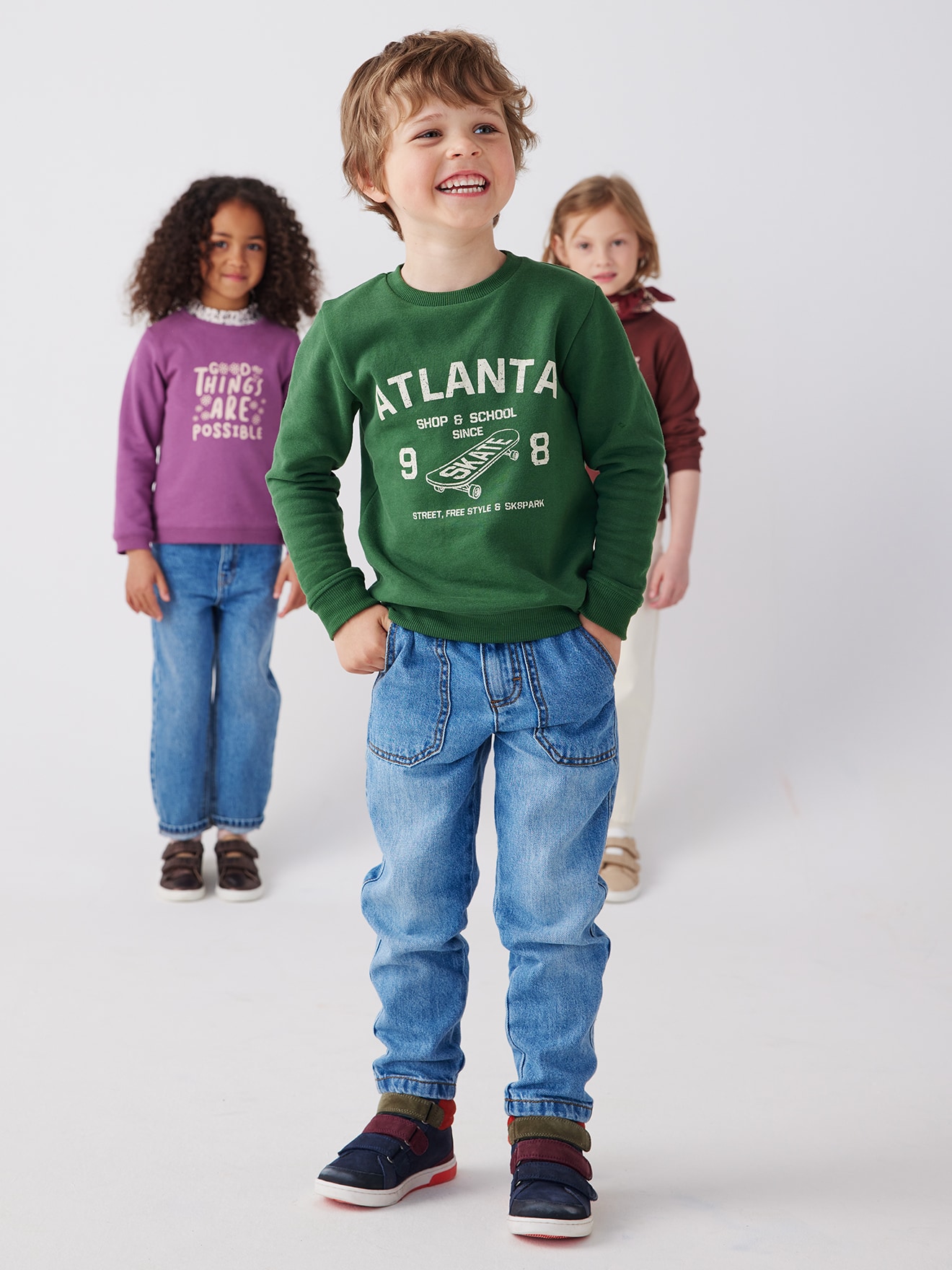 Conjunto infantil de tênis cano alto de couro - Coleção Maternidade + Calça jeans de carpinteiro de perna larga para meninos + Moletom com estampa gráfica para meninos