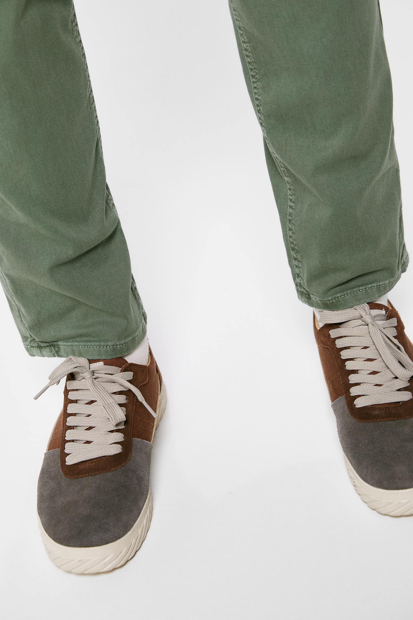 Calça de cinco bolsos com lavagem slim-fit