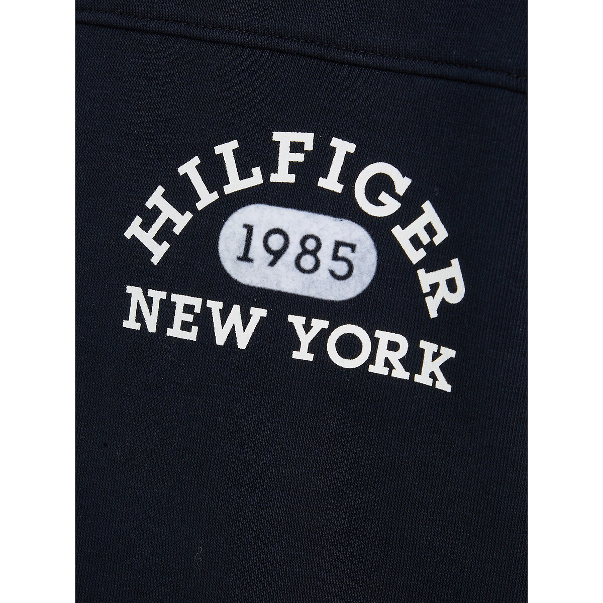 TOMMY HILFIGER<br>Suéter universitário de gola redonda em fleece