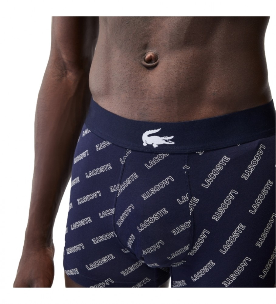Conjunto de 3 cuecas boxer Lacoste Court nas cores preto, cinza e azul marinho.