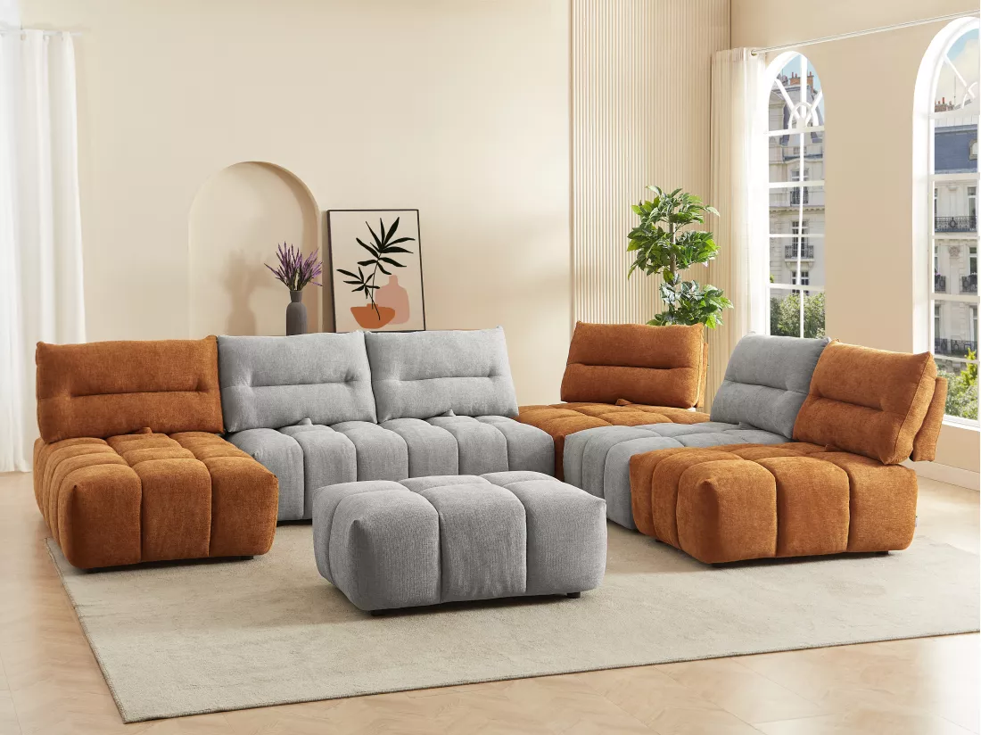 Canapé d'angle panoramique modulable et pouf dossier avance-recule en tissu texturé gris clair et terracotta APOLIU