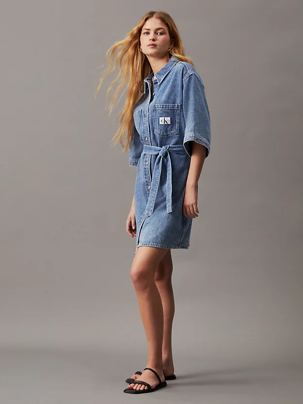 Vestido camisa jeans de corte folgado com cinto