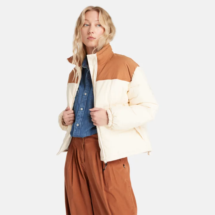 Jaqueta puffer Mountain Welsh feminina na cor bege.
