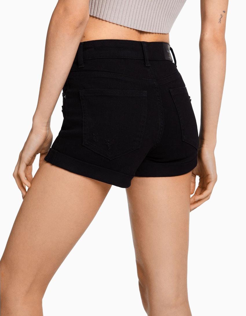 Shorts jeans com a barra dobrada