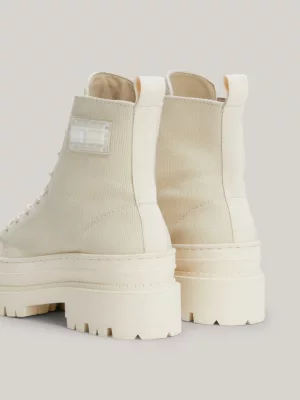 Botas de cano curto de lona com travas grossas