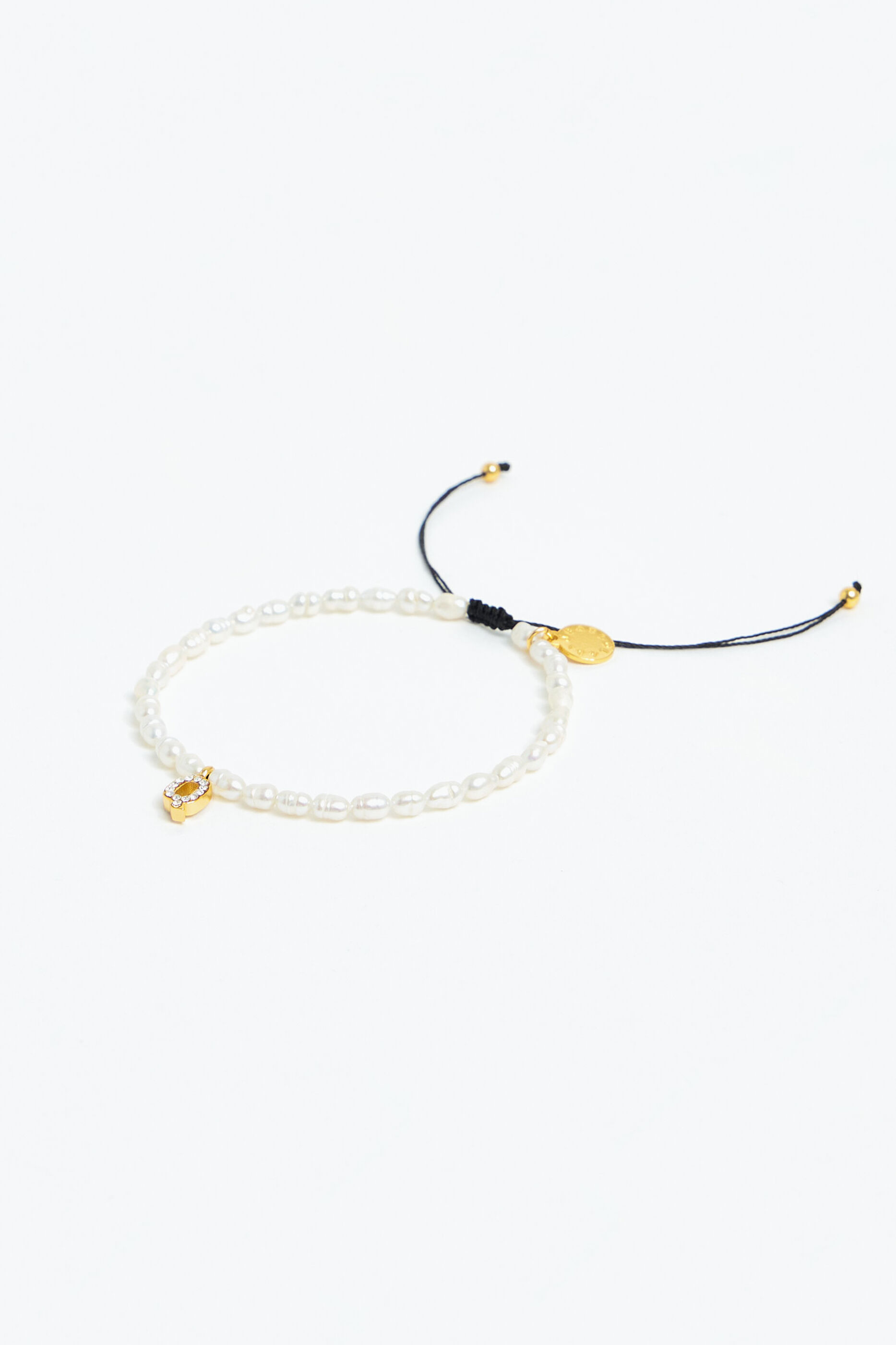 Pulseira de pérolas com a letra Q