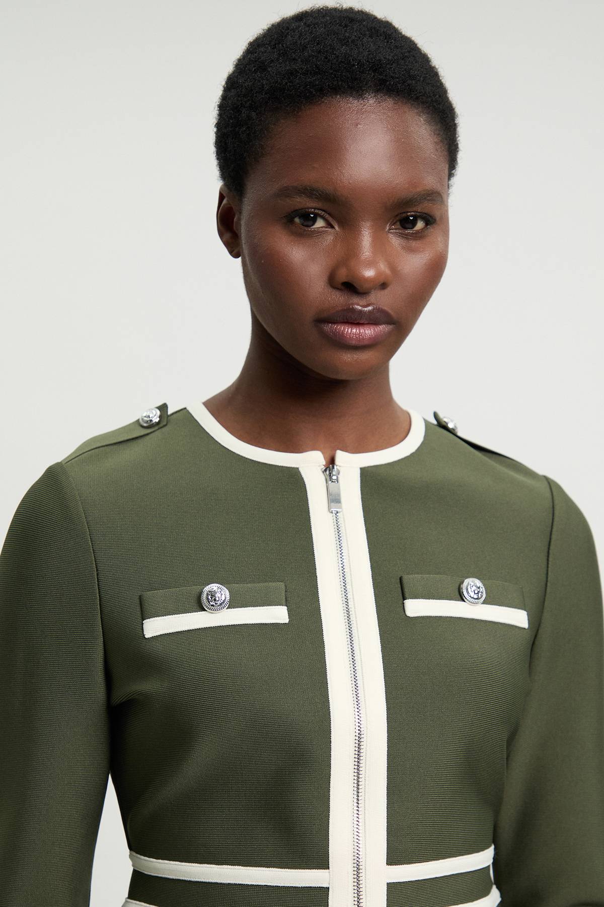 KarenMillen Veste en Maille Bandage Cintrée Style Militaire avec Passepoil Contrastant et Ourlet Fendu