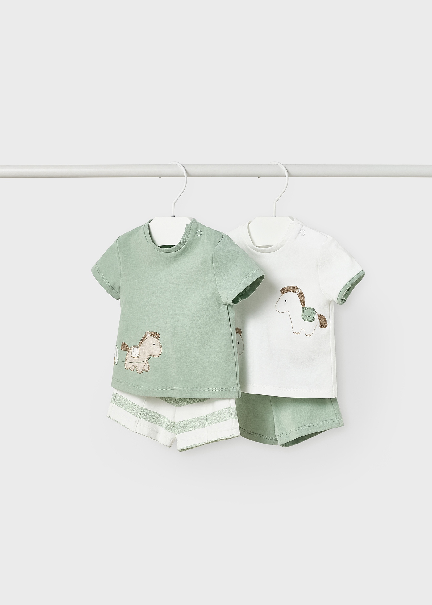 Conjunto de 4 peças em algodão sustentável para recém-nascidos.