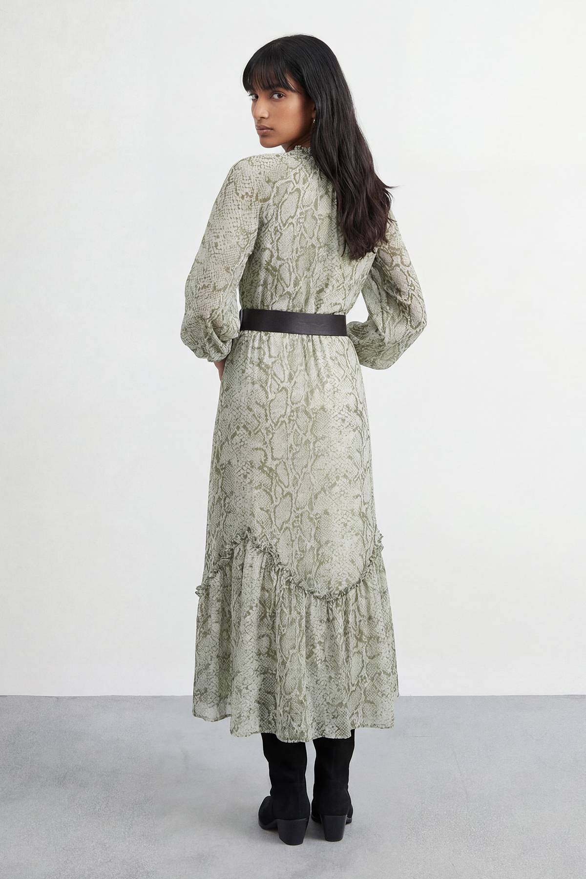 Warehouse Robe Maxi Ceinturée À Imprimé Synthétique Avec Détails À Volants Petite Taille
