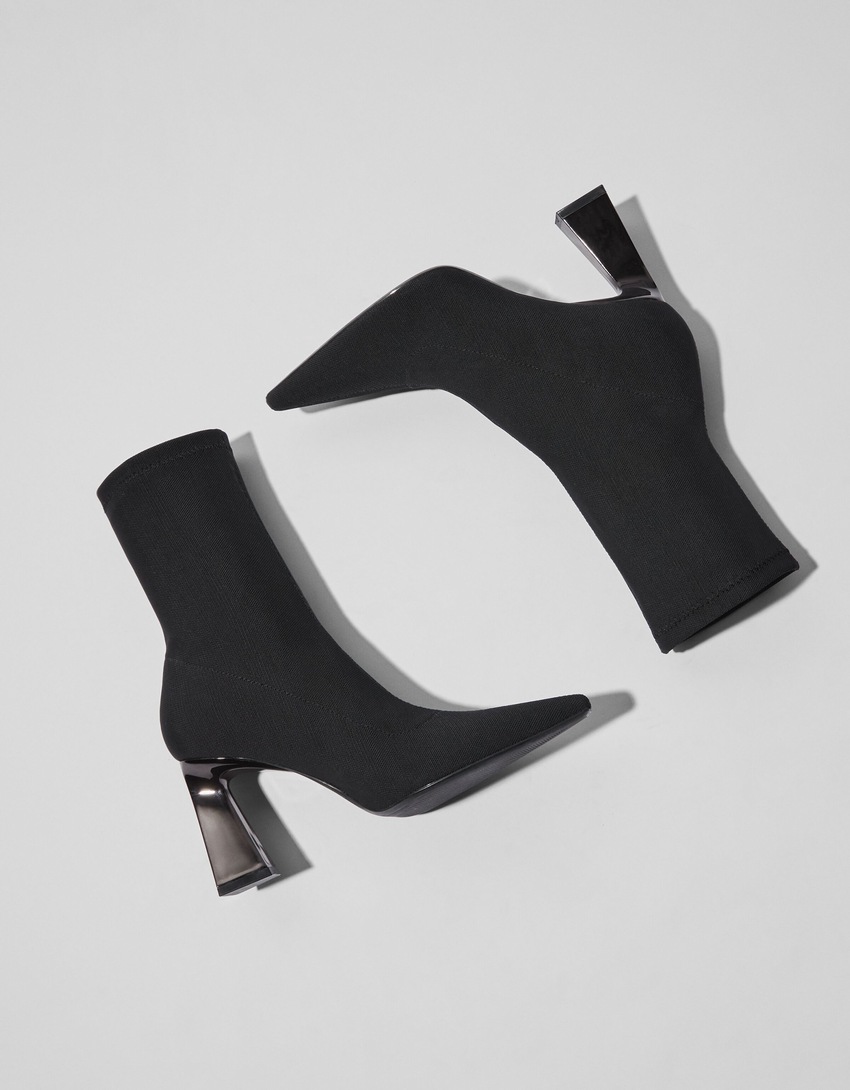 Botas de cano curto ajustadas com salto metálico