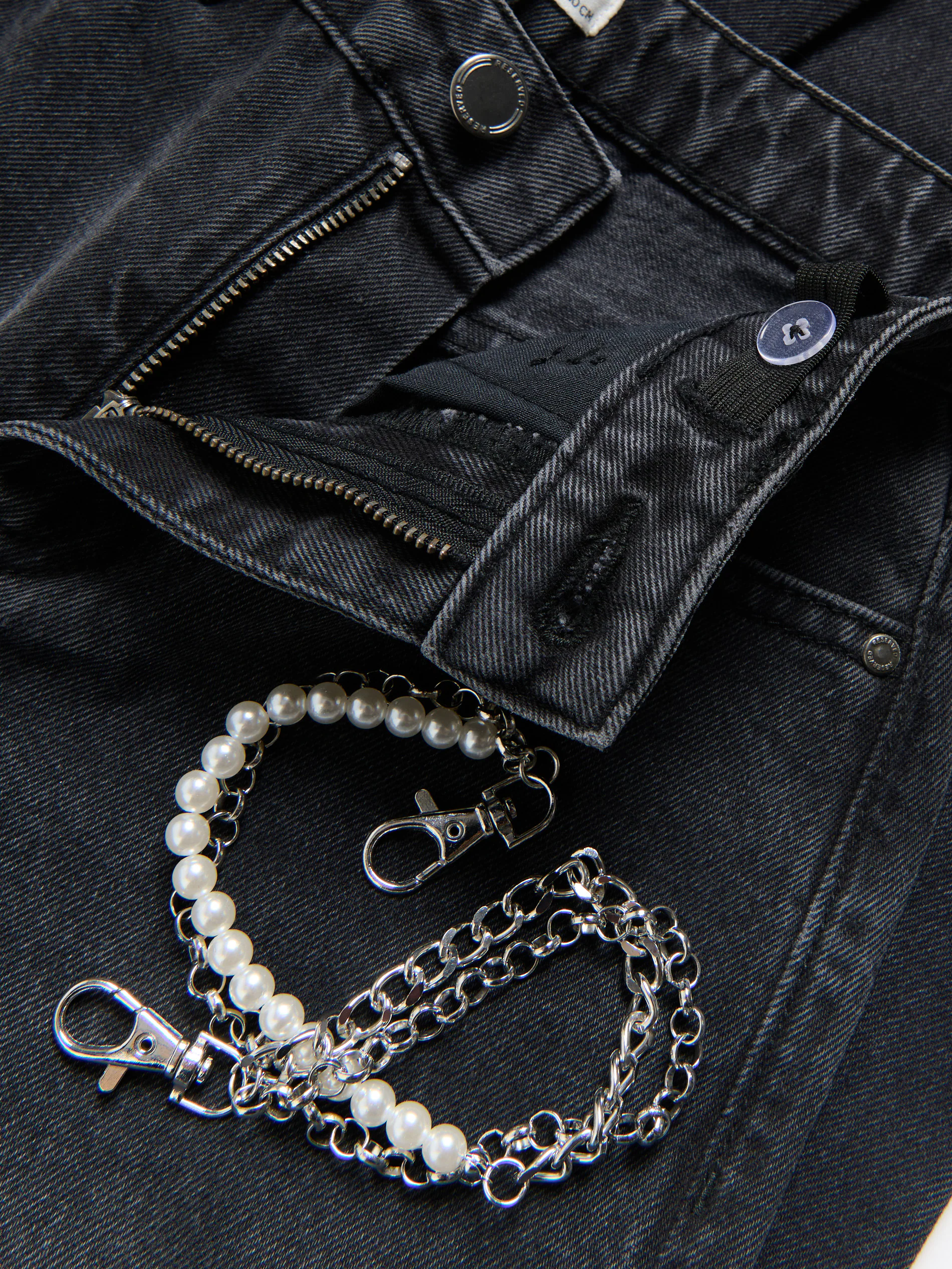 Gerade Jeans mit Kette