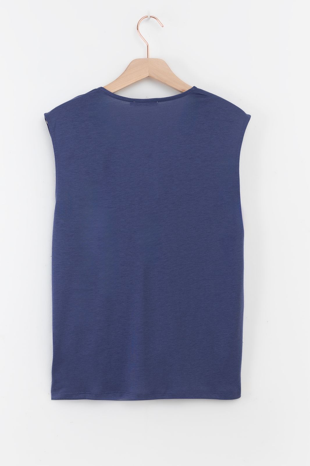 Donkerblauwe top met knoopdetail