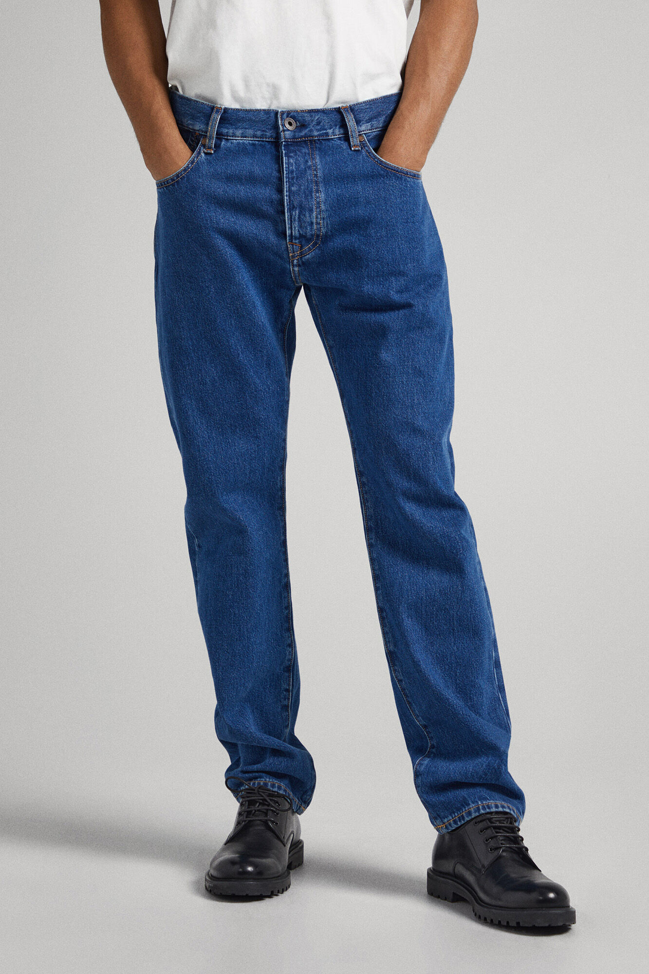 Calça jeans Byron, modelagem relaxada, cintura média.