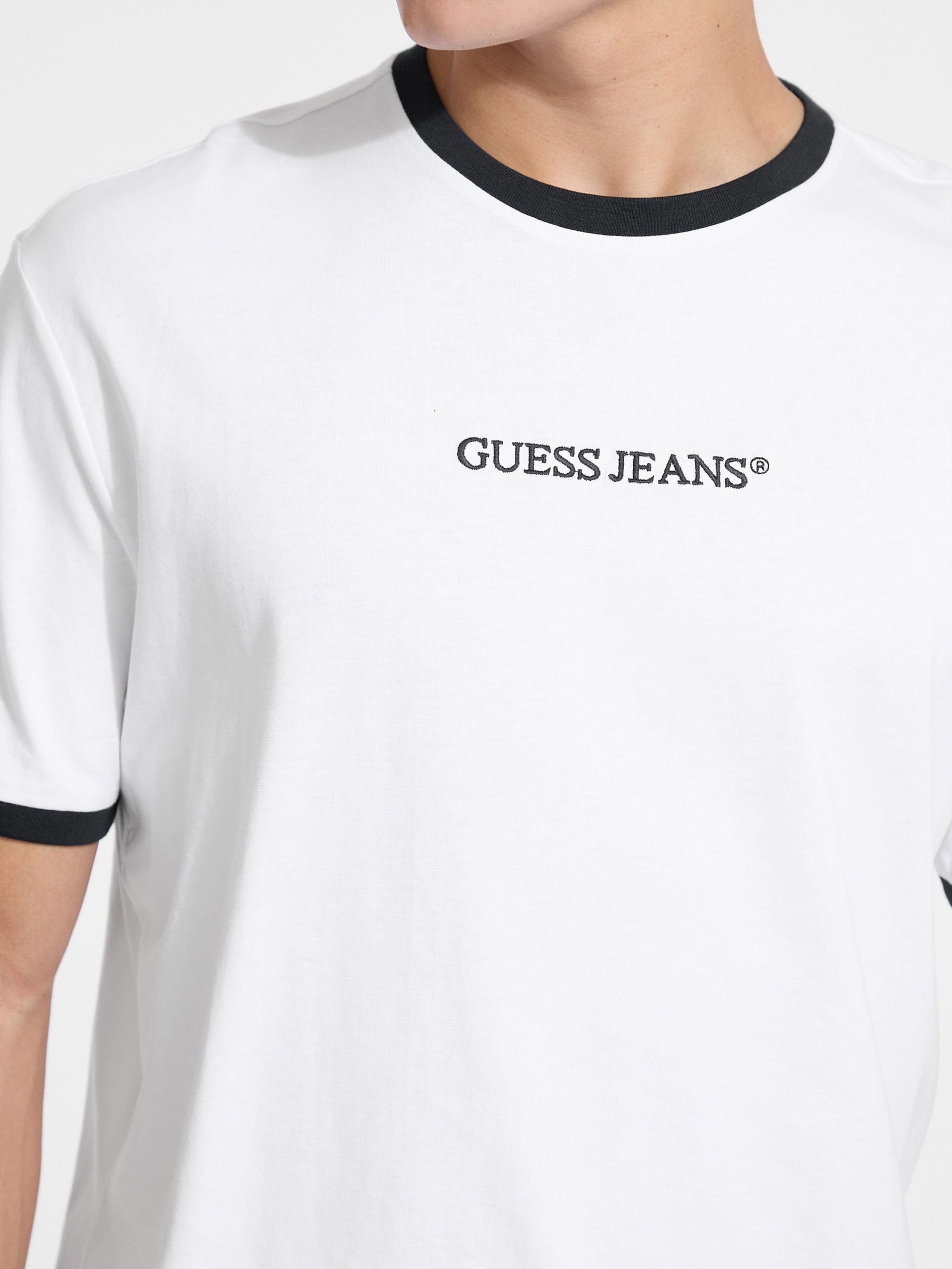 Camiseta com gola redonda e logo