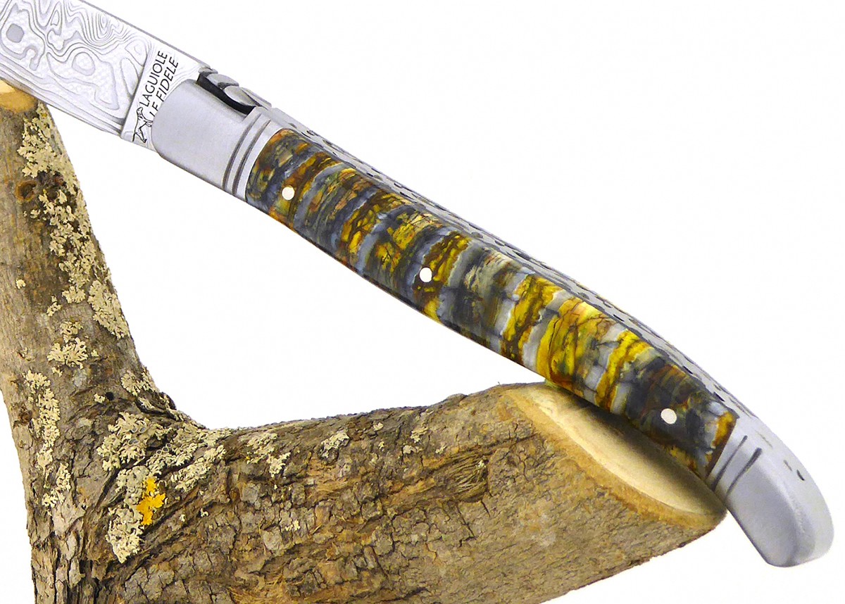 Couteau Laguiole avec un manche en Molaire de Mammouth teintée doré