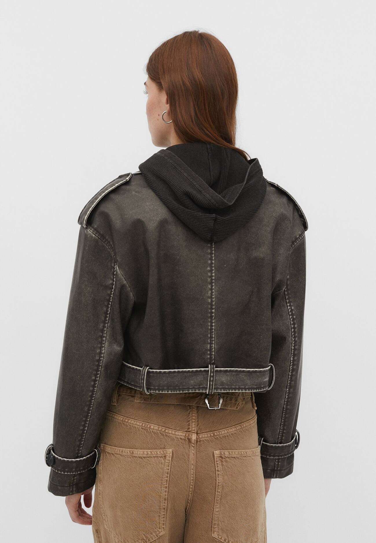 Trench coat curto desbotado em couro sintético