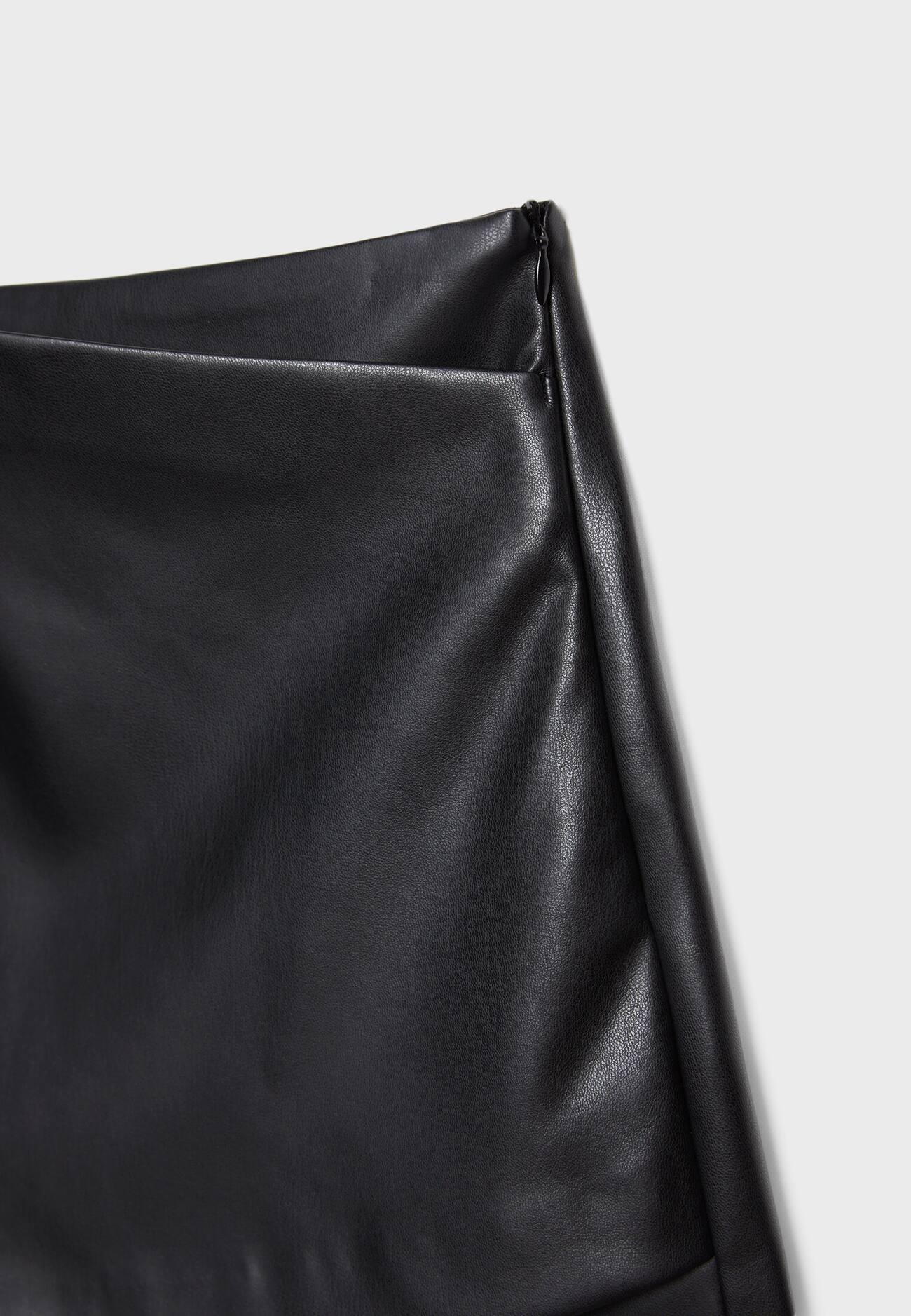 Saia-calça com efeito de couro e sobreposição