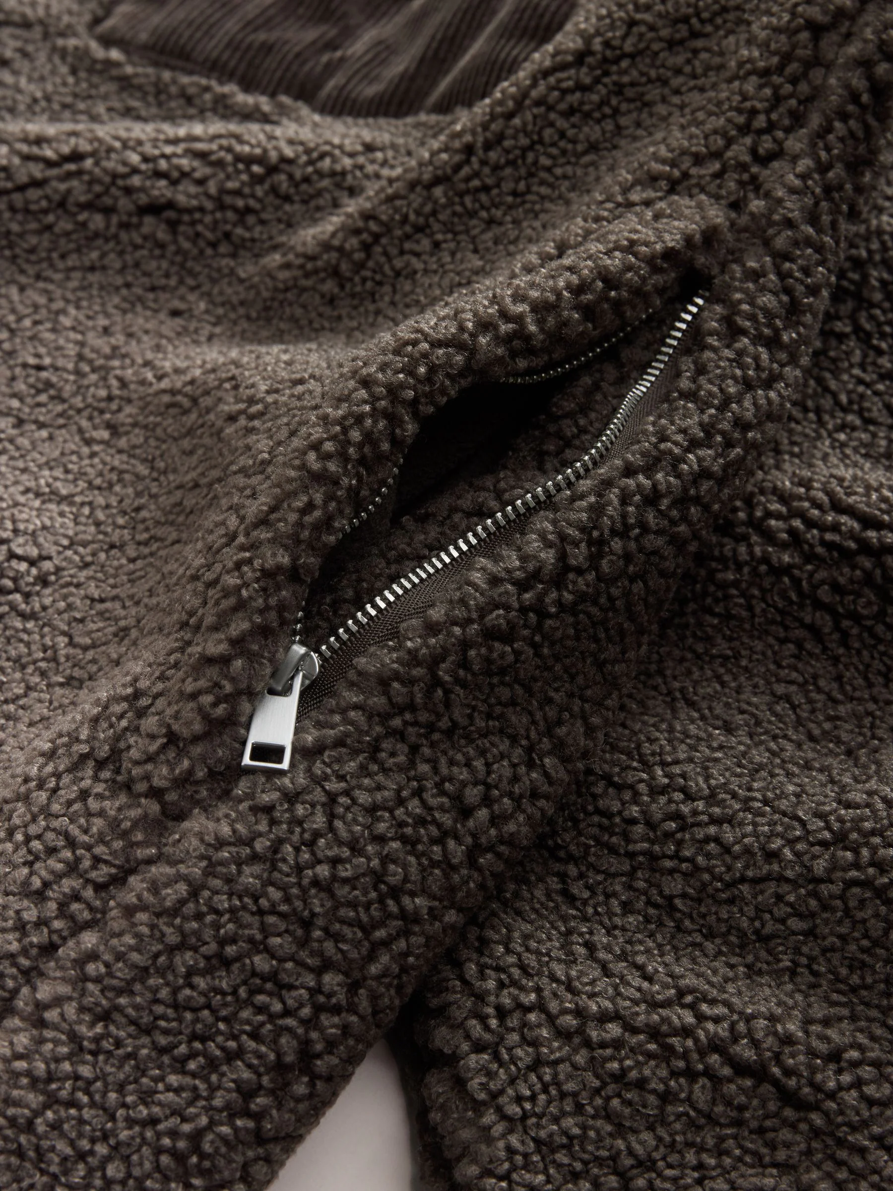Chocoladebruin - Borg fleece met opstaande kraag en korte rits