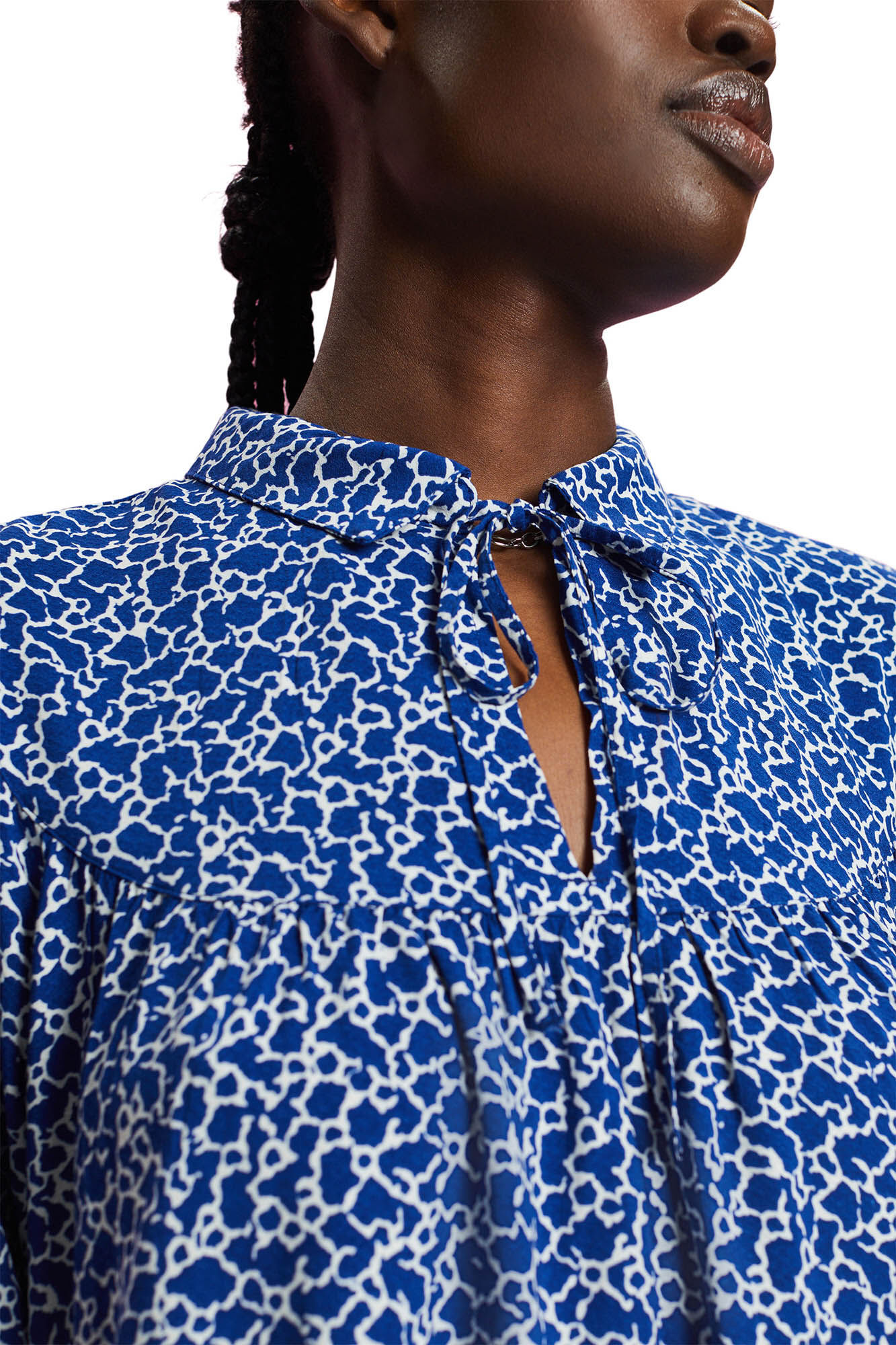 Vestido midi de viscose com estampa azul.