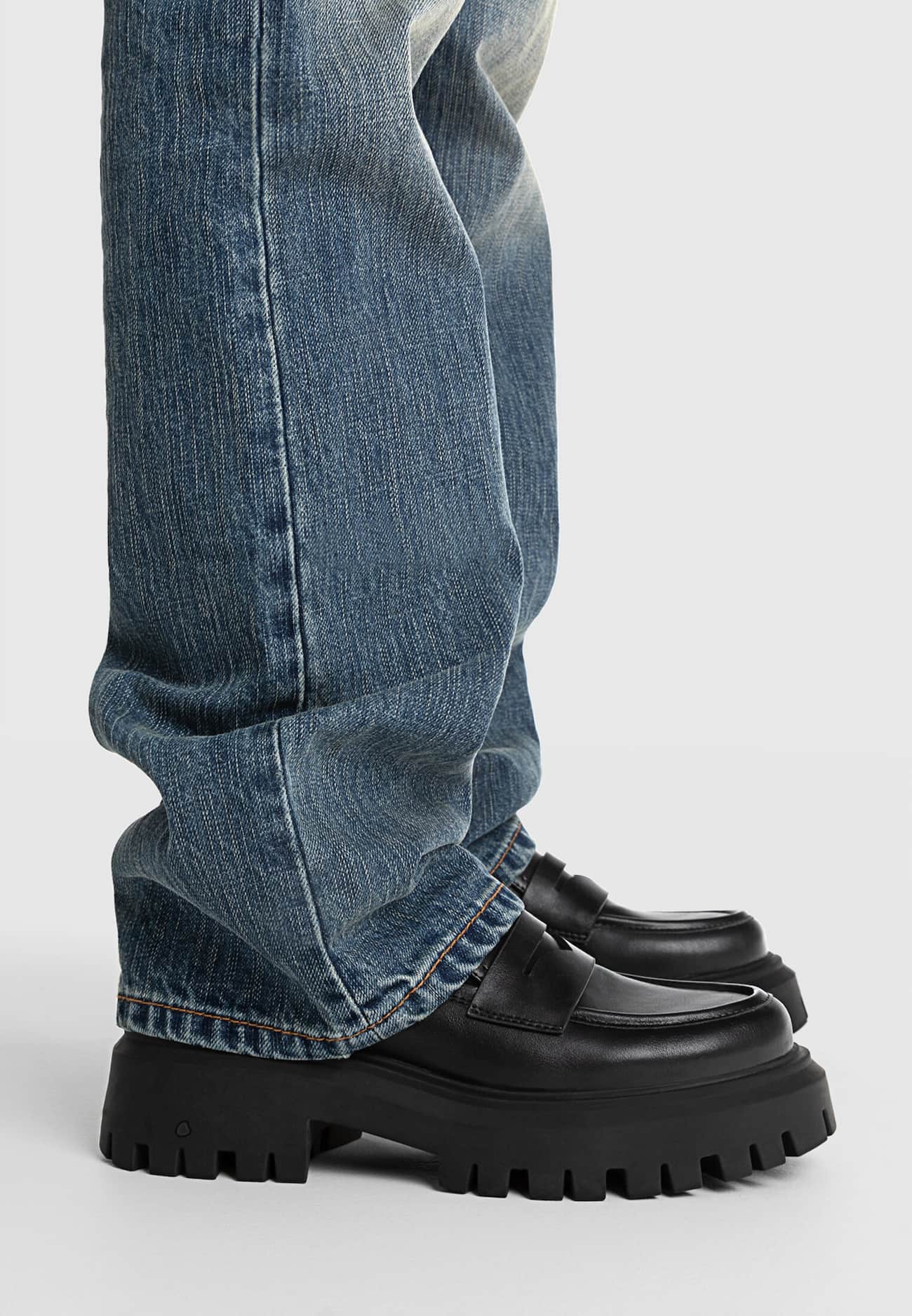 Mocassins pretos com solado tratorado