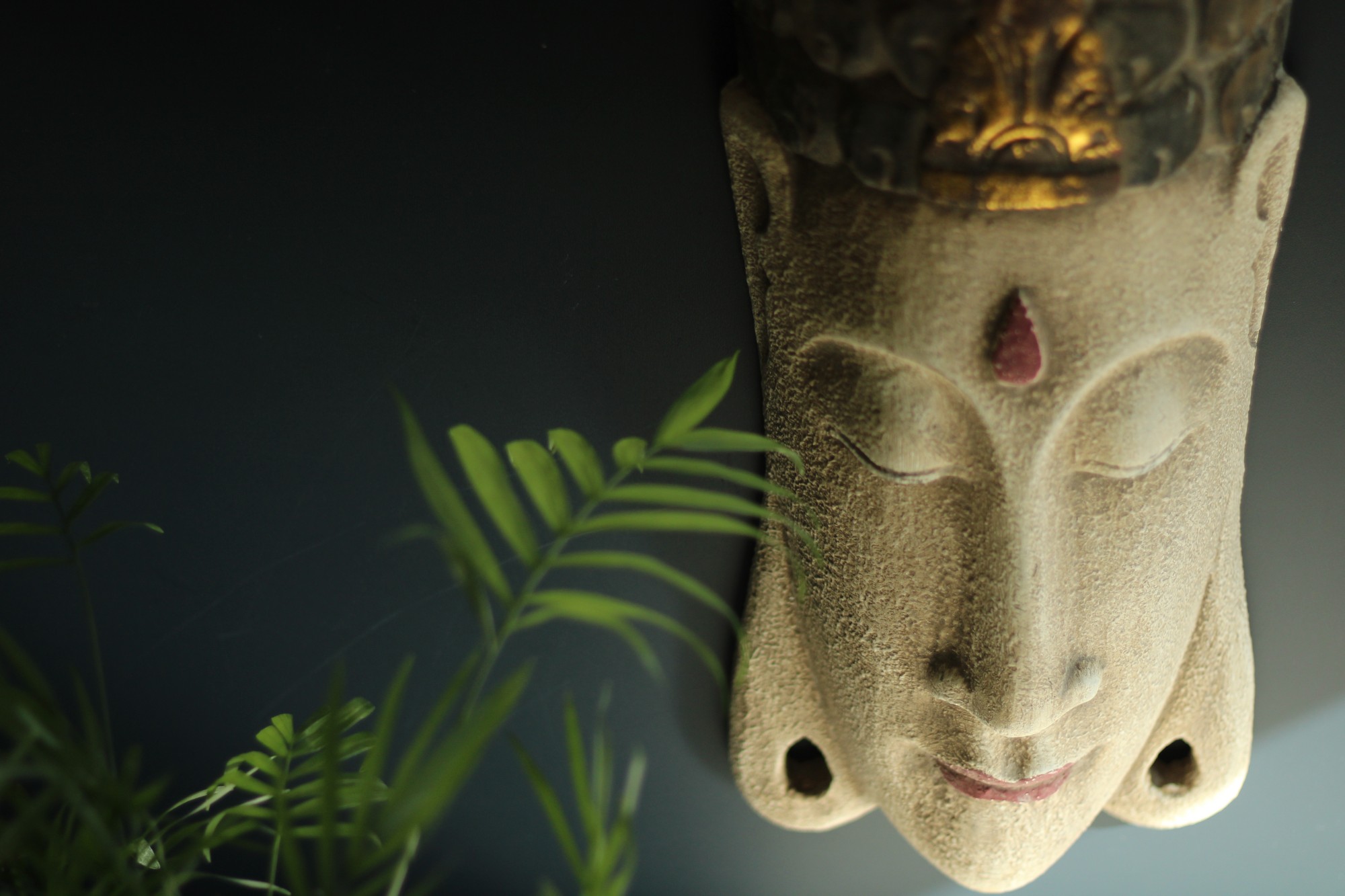Buddha-Maske, weiß gekälkt, H 61 cm, B 16 cm,  T 7 cm von fischer's lagerhaus