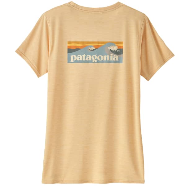 T-shirt randonnée PATAGONIA W'S CAP COOL DAILY GRAPHIC SHIRT WATERS BOARDSHORT LOGO: SANDY MELON X-DYE