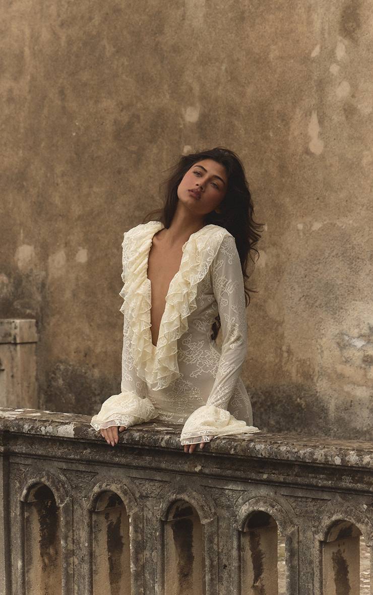 Crème Robe Maxi Drapée À Volants Extrêmes Et Détails De Manchettes En Dentelle Transparente Plt Label