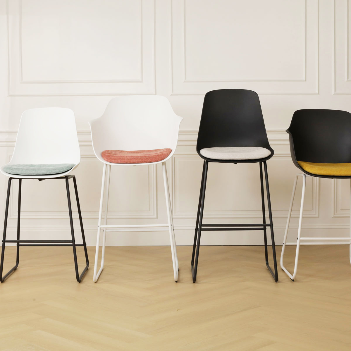Nino-Liv barkruk wit met beige zitkussen - zwart onderstel - 75 cm