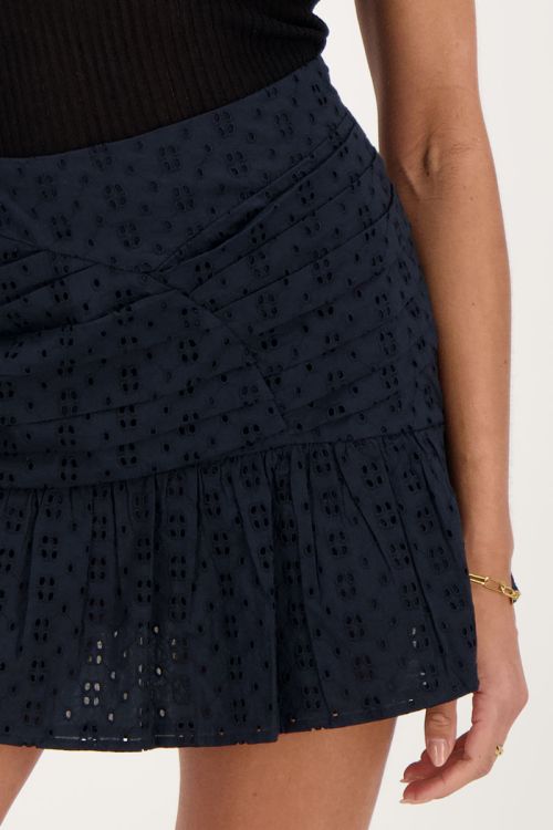 Donkerblauwe rok met broderie anglaise