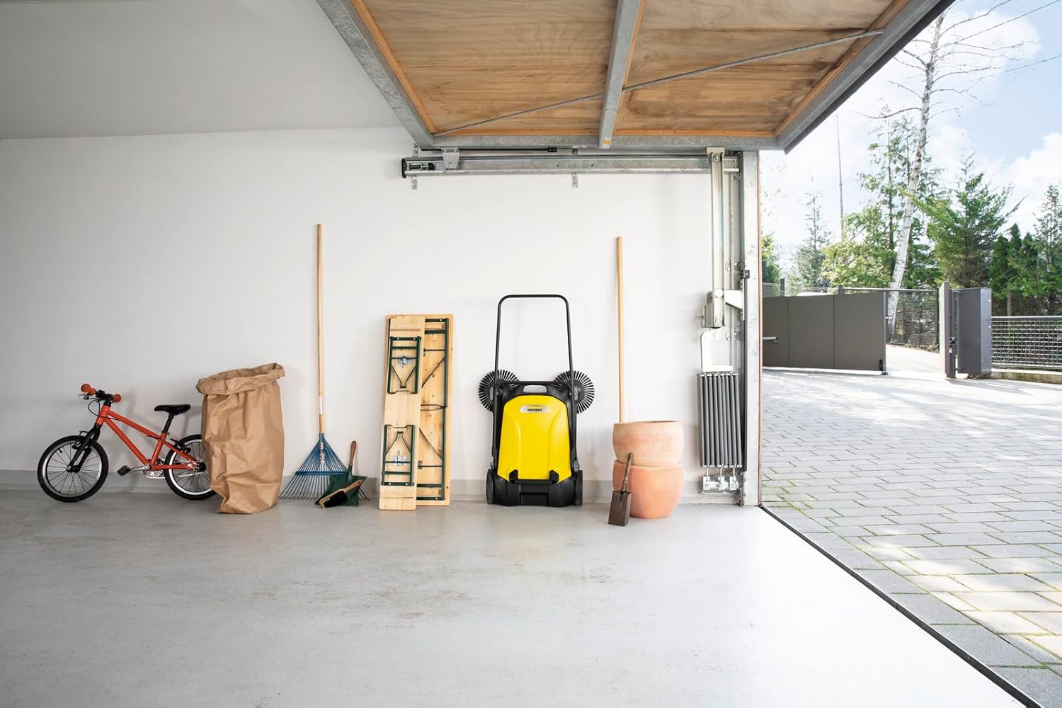 Kärcher Kehrmaschine S 4 Twin (Max. Flächenleistung: 2400m²/h, 2 Seitenbesen, Kehrbehälter: 20 l, Arbeitsbreite: 680 mm, platzsparende Verstauung, höhenverstellbarer Schubbügel), Faltbar