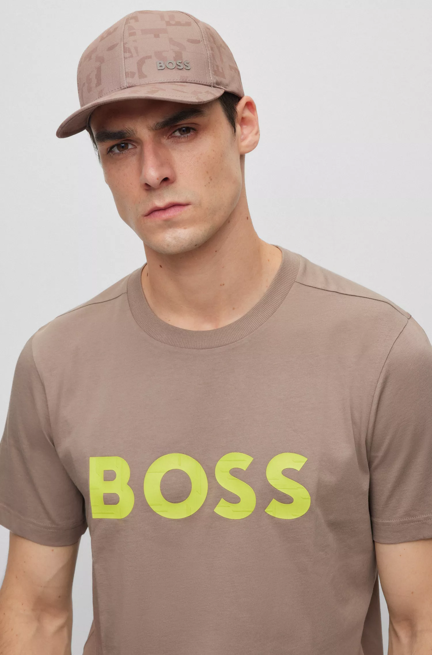 Boné BOSS verde repelente à água com estampa do logotipo da estação.