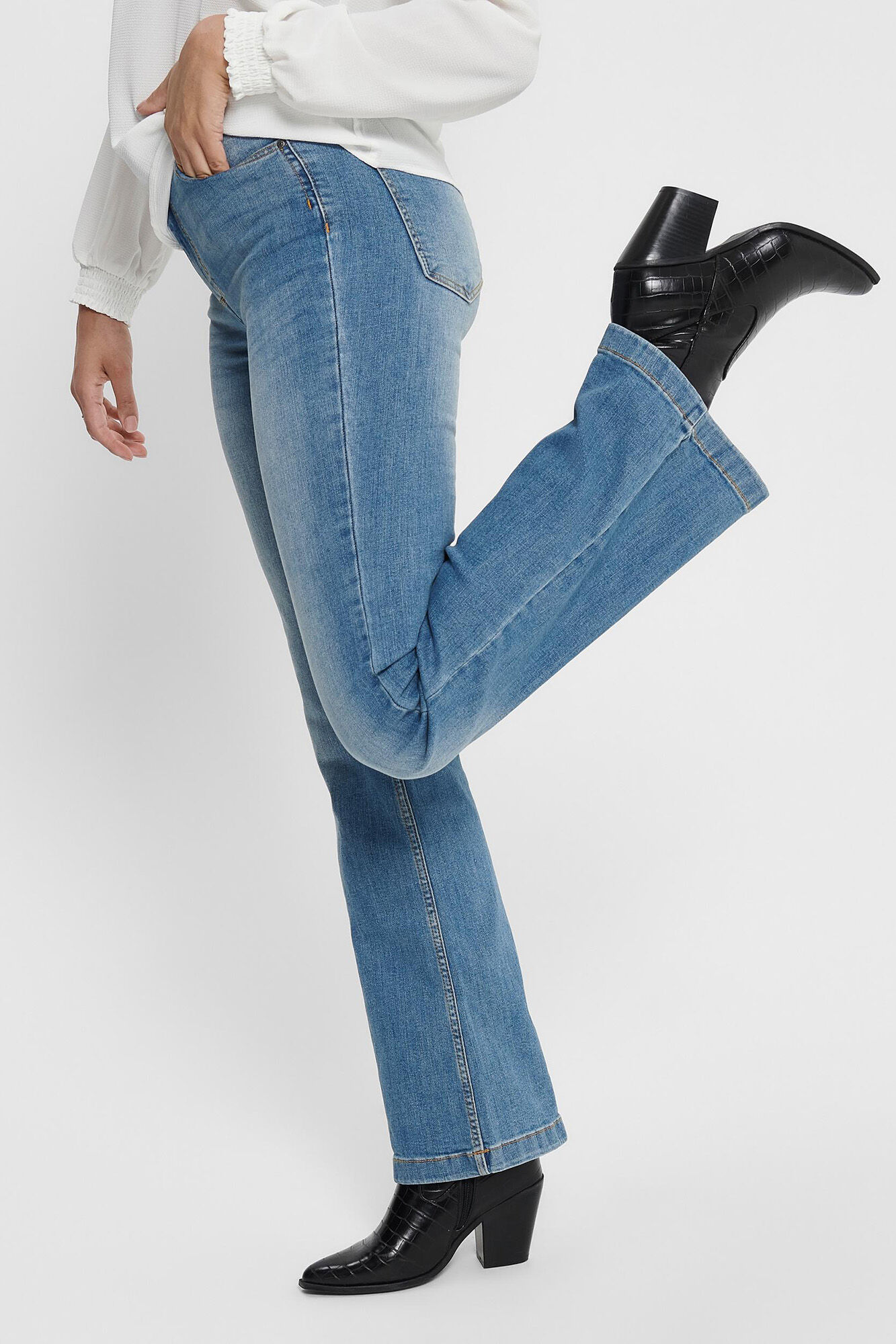 calças jeans de cintura alta e boca de sino