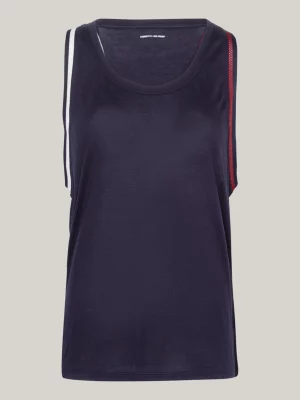 Regata esportiva com detalhes contrastantes