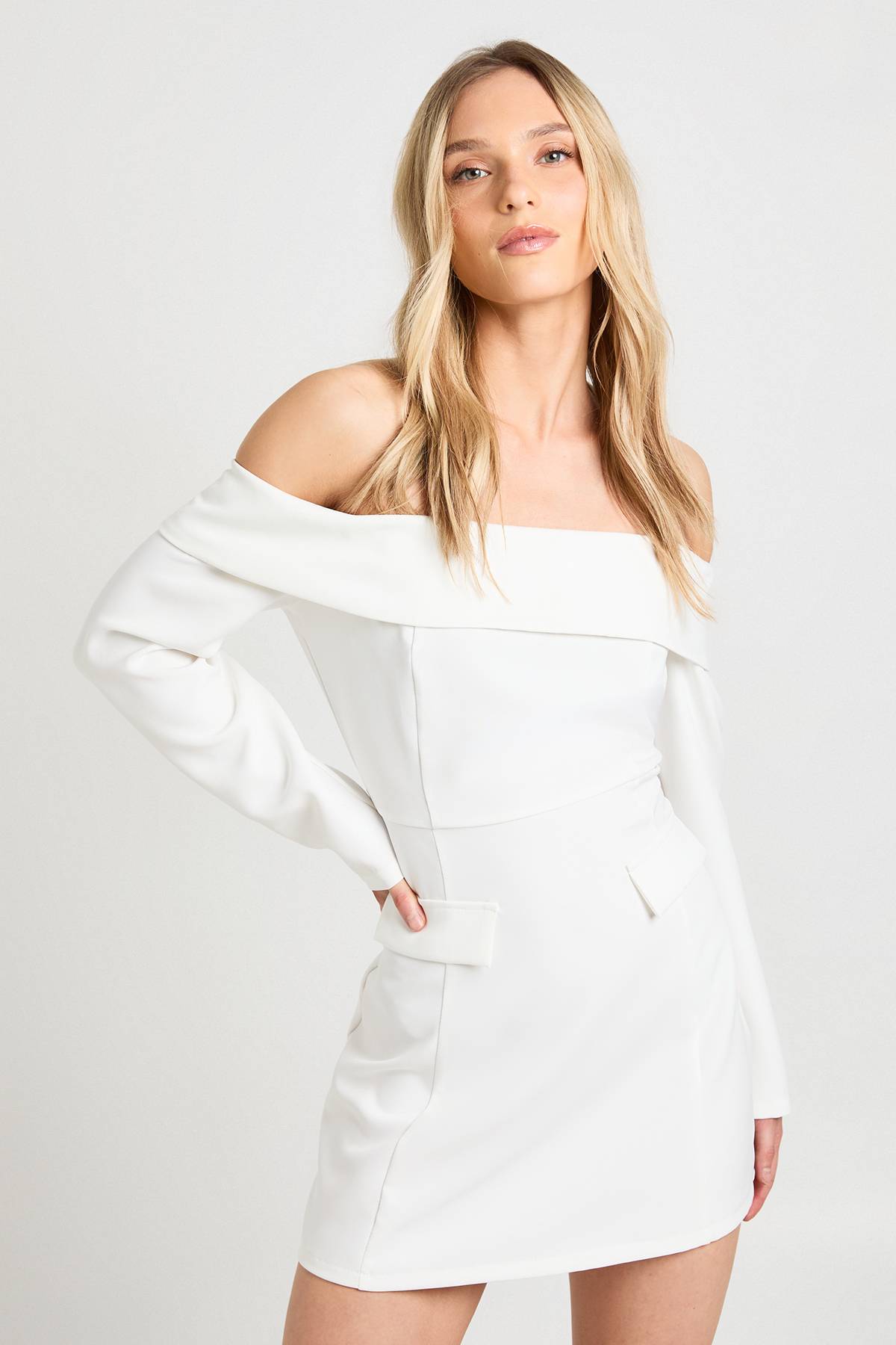 boohoo Robe Mini Structurée Bardot Petite