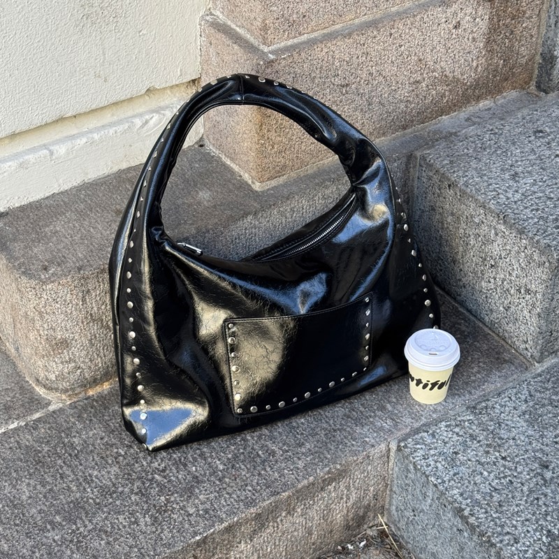PITAYA<br>Skuldertaske Ella stud bag