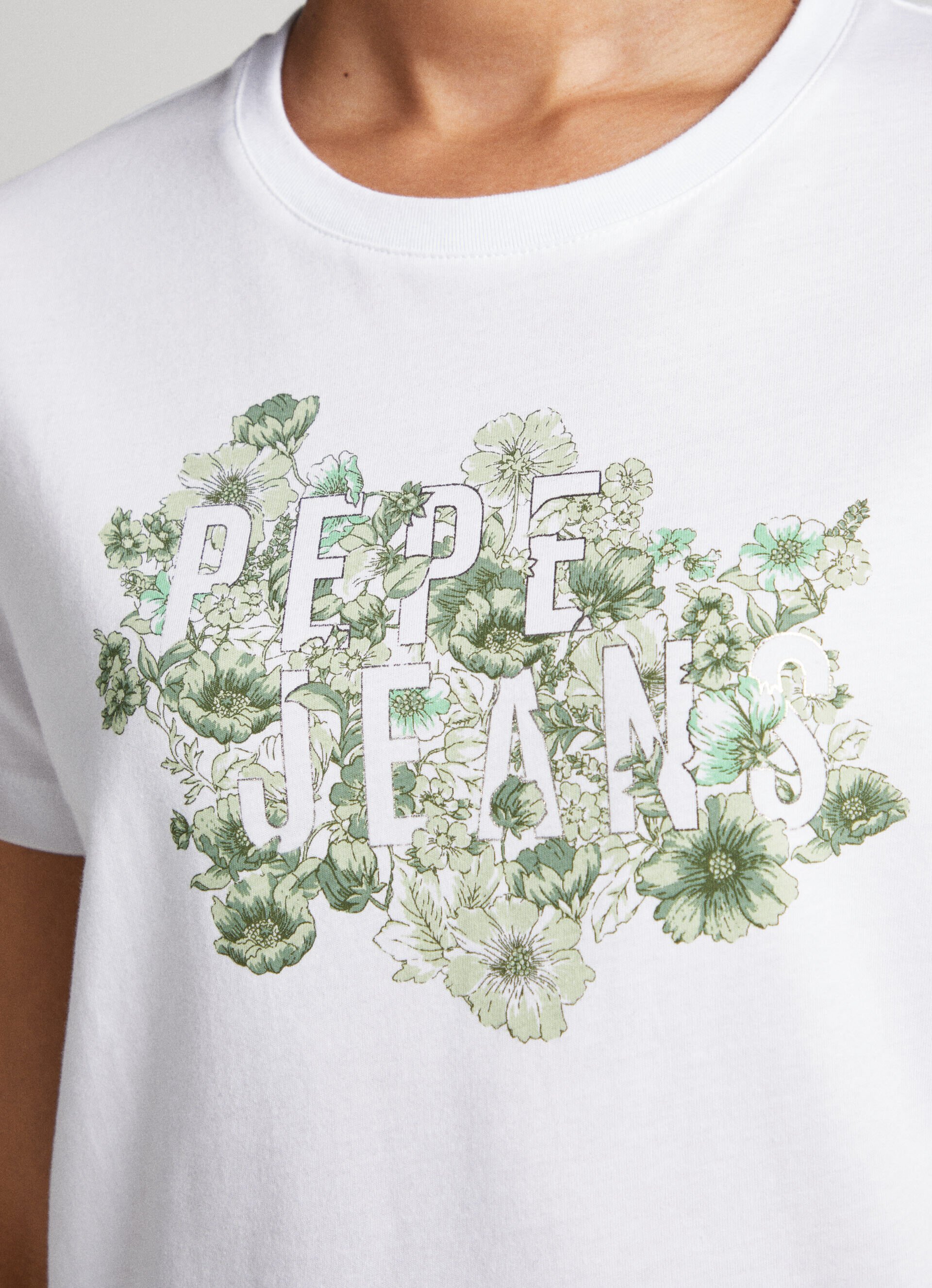 CAMISETA COM ESTAMPA FLORAL - branca