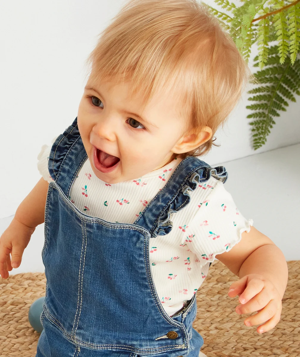 LE T-SHIRT BLANC EN COTON BIOLOGIQUE AVEC IMPRIMÉ CERISES