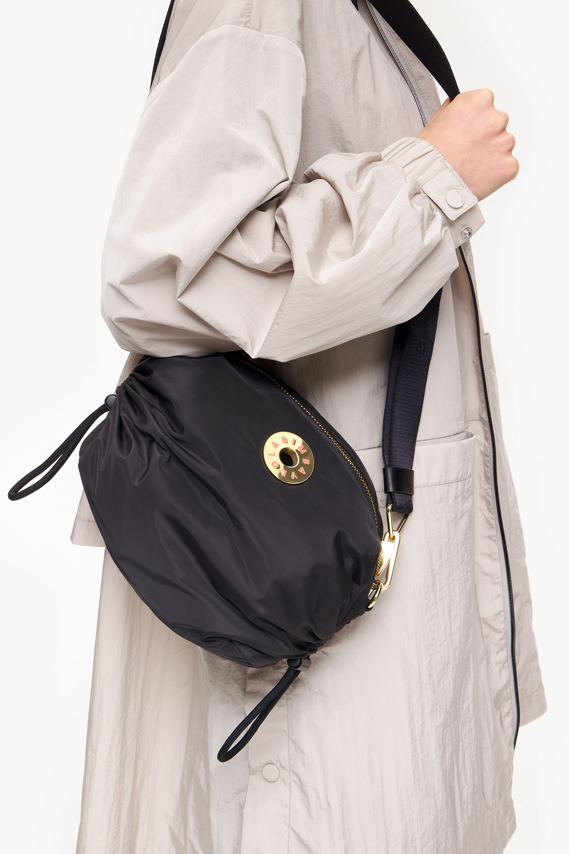 Bolsa de ombro M em nylon com franzido, preta.