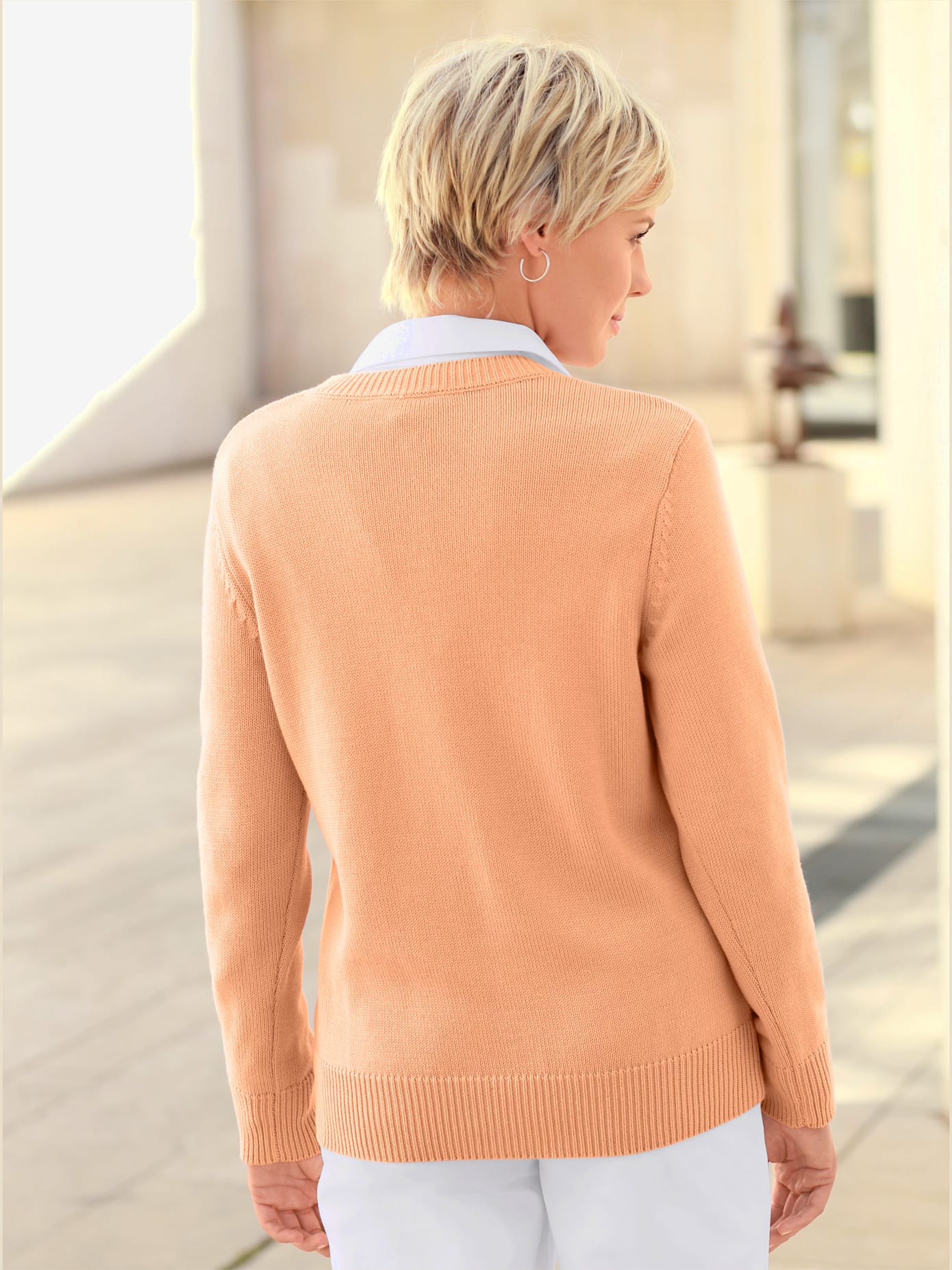 Pull femme coupe classique col en v finitions côtelées