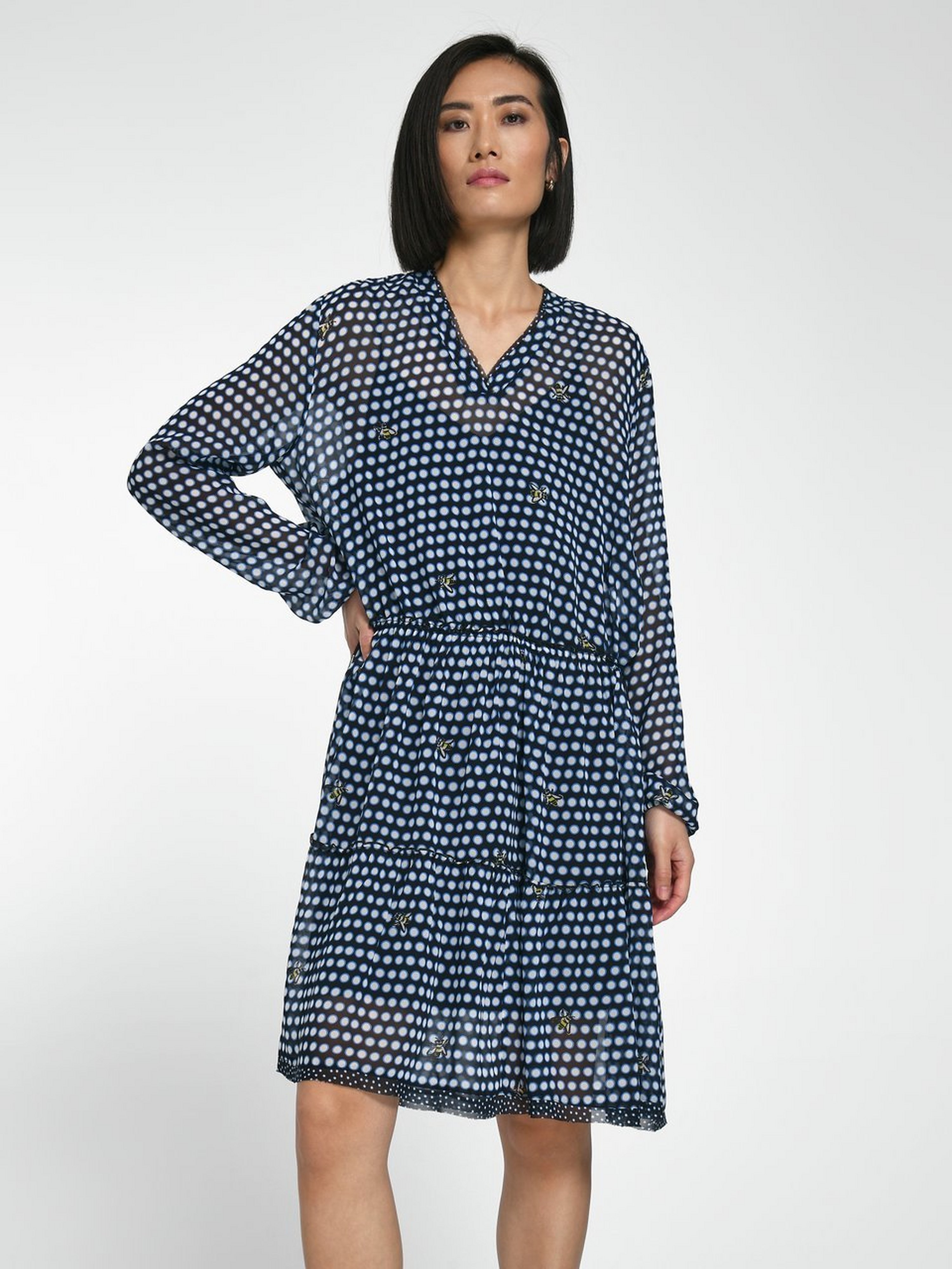 Kleid im Stufen­schnitt