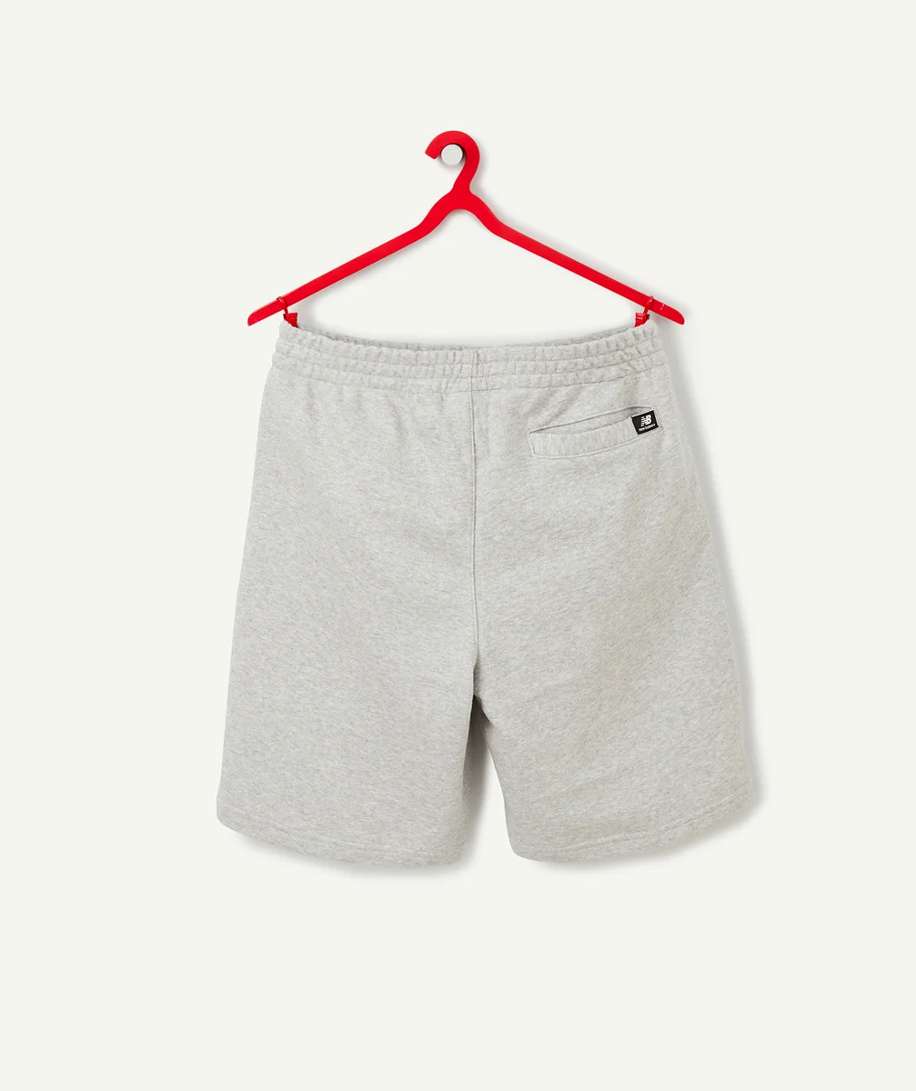 NEW BALANCESHORT ESSENTIALS STACKED GARÇON GRIS