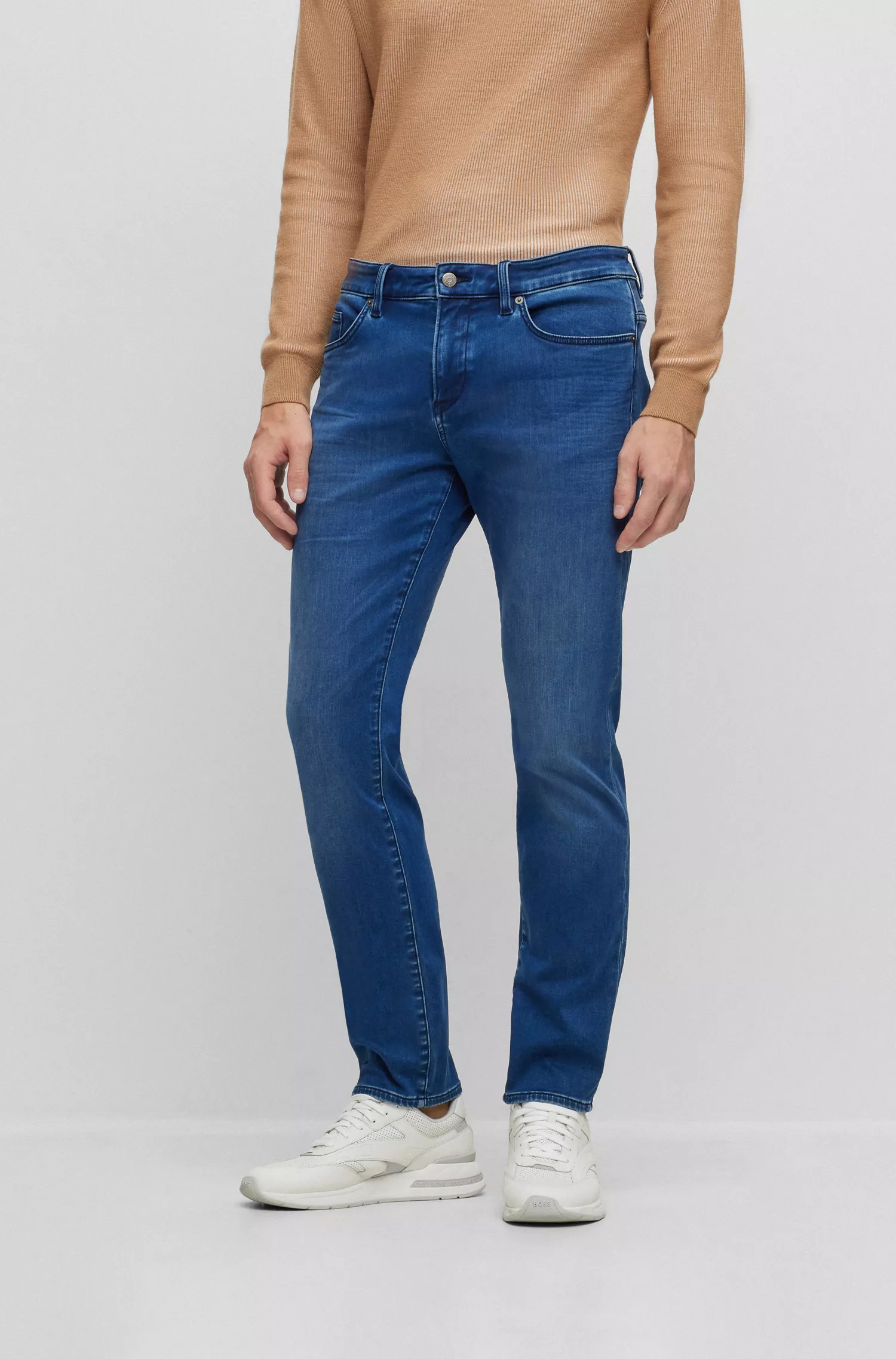 Calça jeans BOSS preta, corte slim, em denim elástico azul.