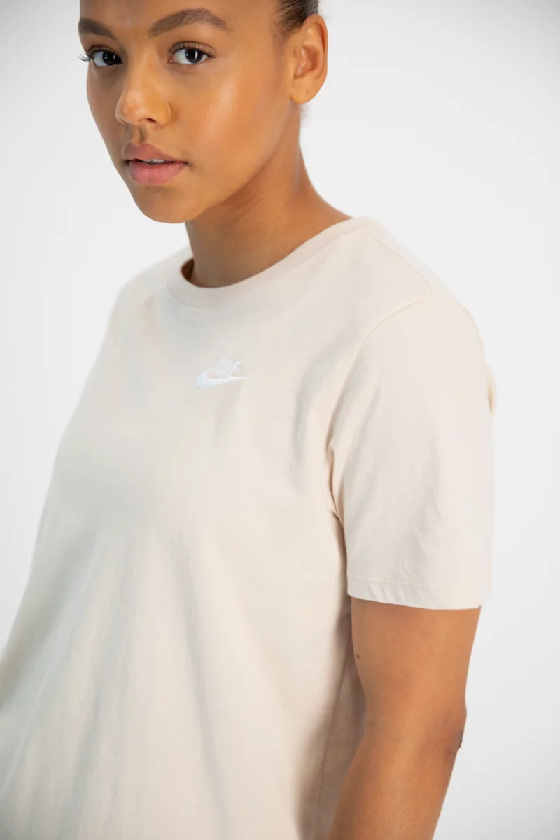 Nike Sportswear Club Essentials Damen T-Shirt