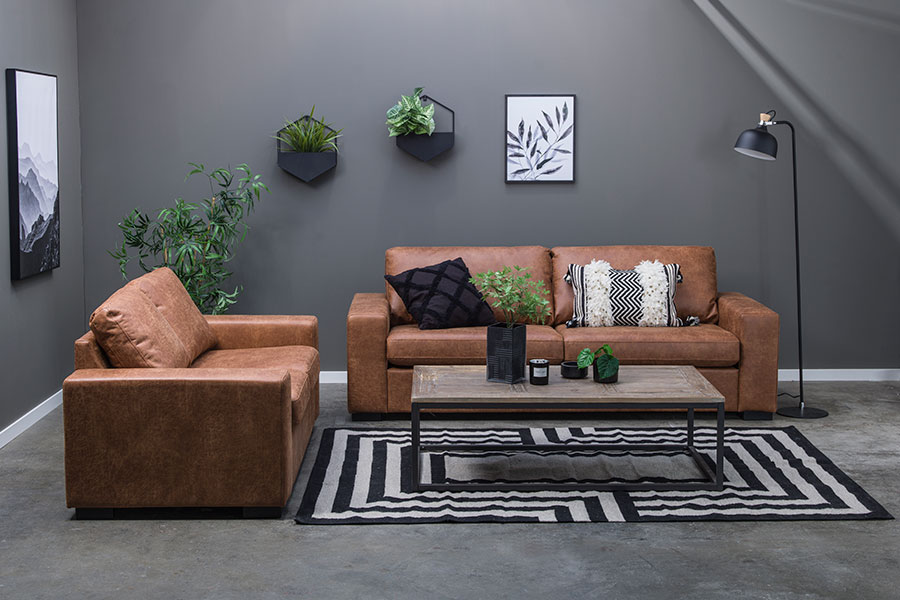 Rocket sofa 3-seter i Eco-hud Cognac med sorte ben.