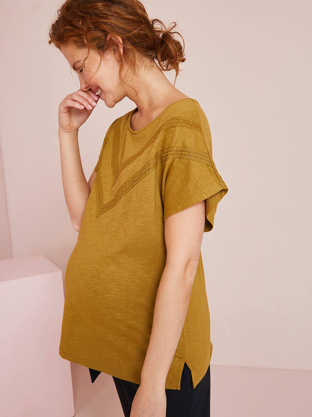 Camiseta de maternidade com detalhes e motivos em macramê liso na cor marrom escuro.