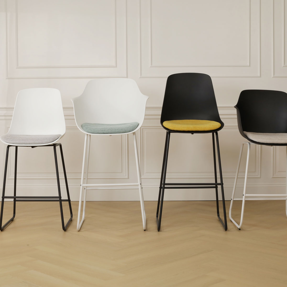 Nino-Liv barkruk wit met beige zitkussen - wit onderstel - 65 cm
