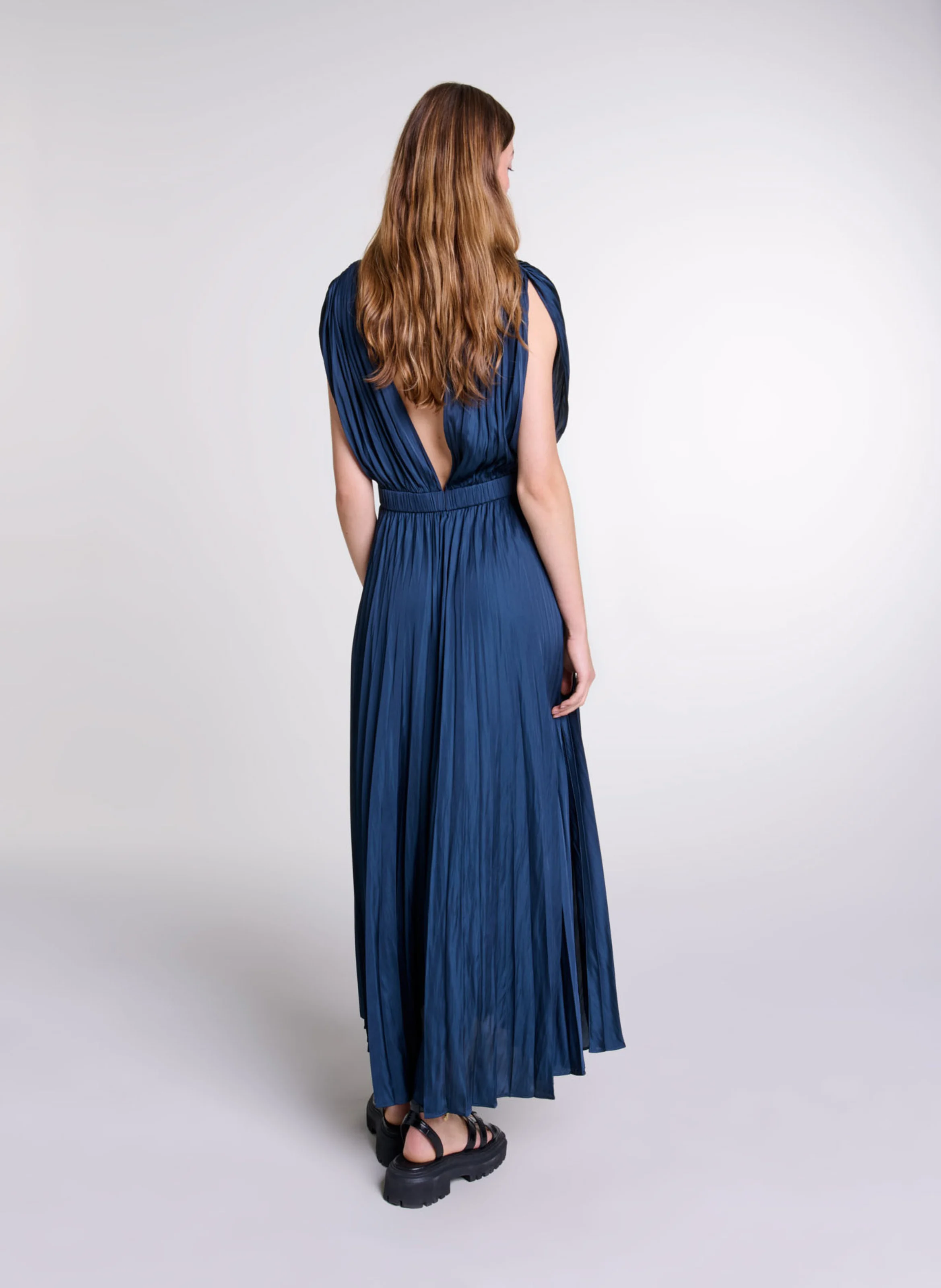 Robe longue plissée encolure V en satin | Bleu