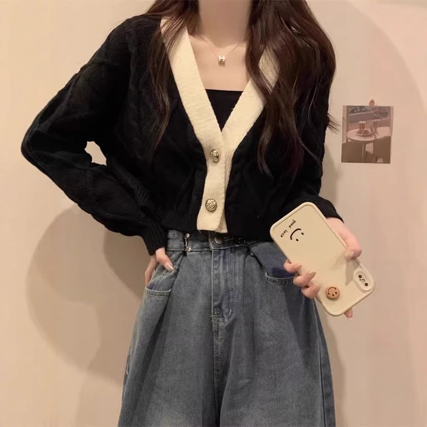 Dream Drop - V-hals contrasterende kabelgebreide crop top met knoopjes